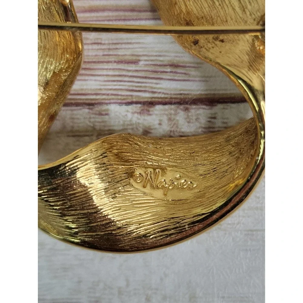 Vintage Napier Brooch Pin Gold Tone Textured Ribbon Wreath Costume Jewelry‎